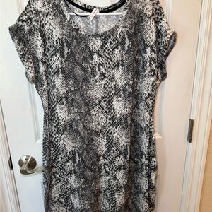 Cable & Gauge Black and White Snakeskin Tunic